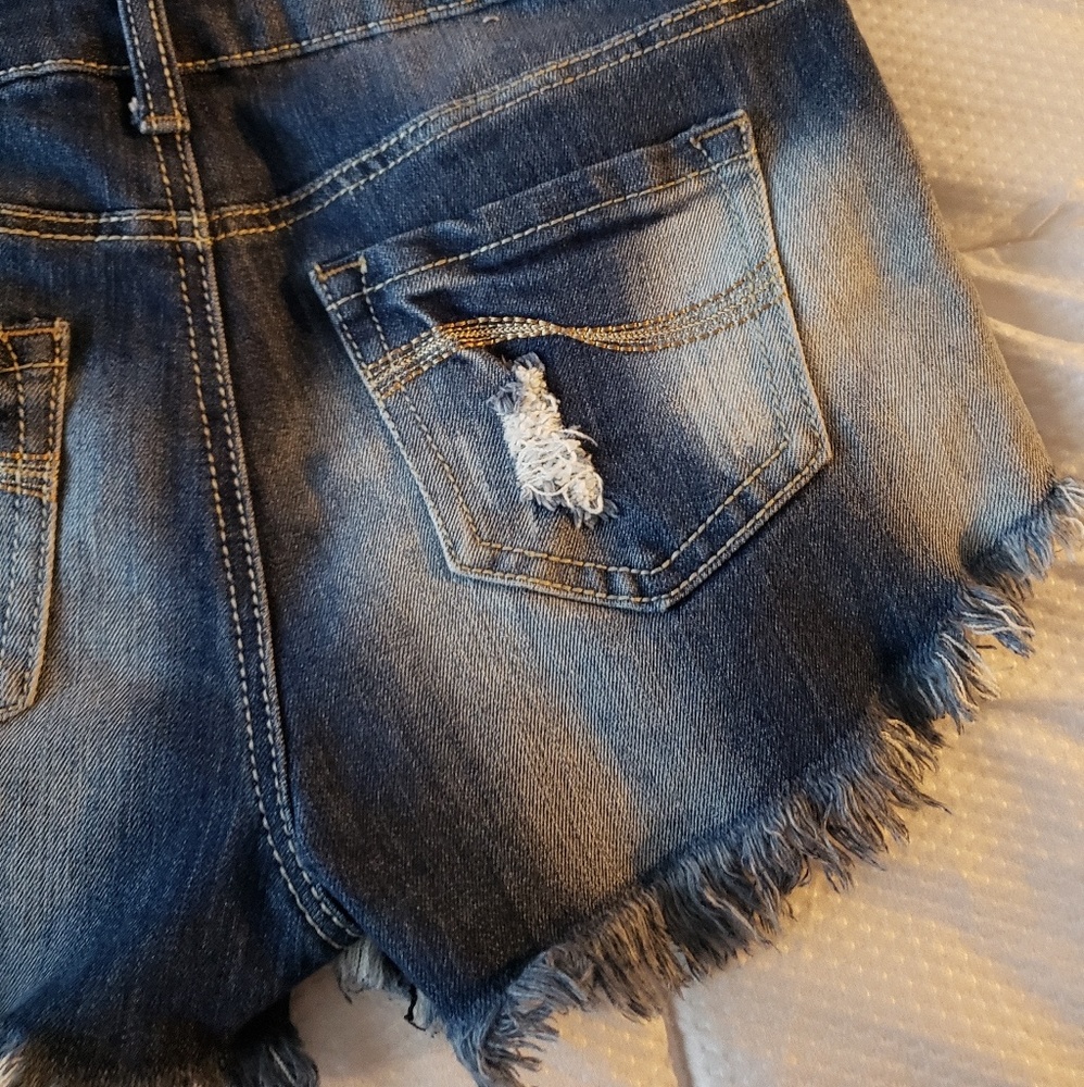 LIKE NEW JEAN SHORTS - Picture 5 of 5